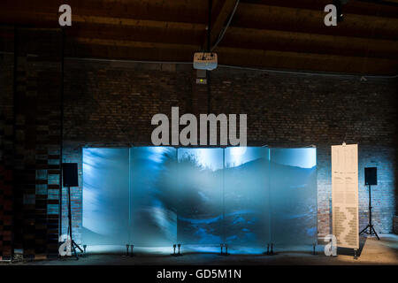 Innenansicht des Pavillons sowie audiovisuelle Installation. Aftermath - Catalonia Pavillon XV Venedig Biennale, Venedig, Italien. Architekt: Jaume Prats, Jelena Prokopljevic, Isaki Lacuesta, 2016. Stockfoto