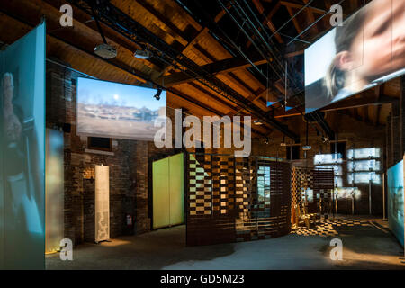 Innenansicht des Pavillons sowie audiovisuelle Installation. Aftermath - Catalonia Pavillon XV Venedig Biennale, Venedig, Italien. Architekt: Jaume Prats, Jelena Prokopljevic, Isaki Lacuesta, 2016. Stockfoto