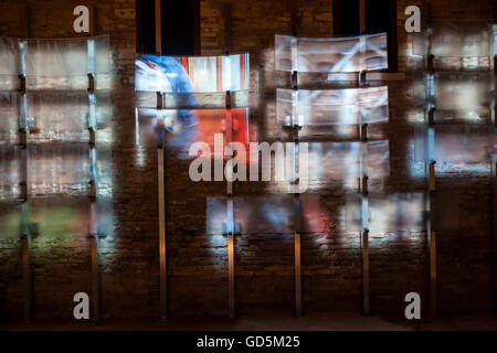 Innenansicht des Pavillons sowie audiovisuelle Installation. Aftermath - Catalonia Pavillon XV Venedig Biennale, Venedig, Italien. Architekt: Jaume Prats, Jelena Prokopljevic, Isaki Lacuesta, 2016. Stockfoto