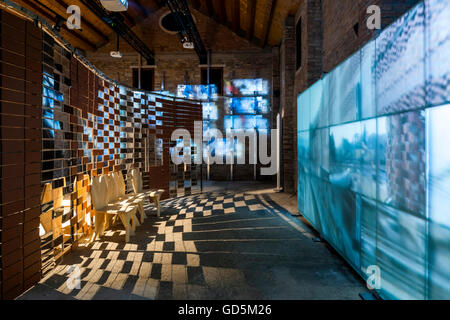 Innenansicht des Pavillons sowie audiovisuelle Installation. Aftermath - Catalonia Pavillon XV Venedig Biennale, Venedig, Italien. Architekt: Jaume Prats, Jelena Prokopljevic, Isaki Lacuesta, 2016. Stockfoto