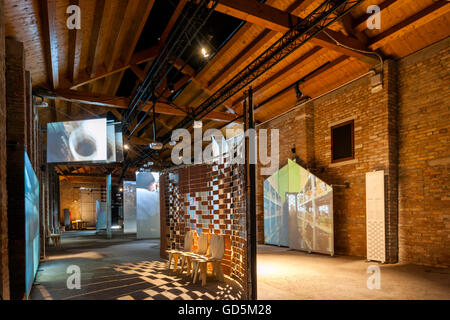 Innenansicht des Pavillons sowie audiovisuelle Installation. Aftermath - Catalonia Pavillon XV Venedig Biennale, Venedig, Italien. Architekt: Jaume Prats, Jelena Prokopljevic, Isaki Lacuesta, 2016. Stockfoto