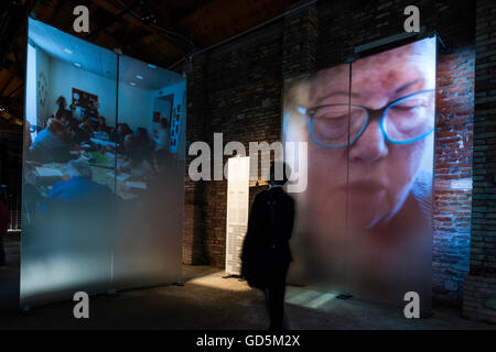 Ein Besucher im Pavillon stehen. Aftermath - Catalonia Pavillon XV Venedig Biennale, Venedig, Italien. Architekt: Jaume Prats, Jelena Prokopljevic, Isaki Lacuesta, 2016. Stockfoto