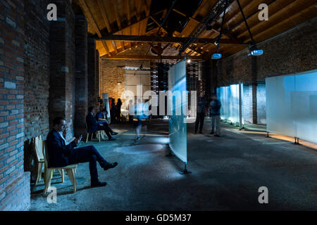 Allgemeine Innenansicht des Pavillons mit Besuchern. Aftermath - Catalonia Pavillon XV Venedig Biennale, Venedig, Italien. Architekt: Jaume Prats, Jelena Prokopljevic, Isaki Lacuesta, 2016. Stockfoto