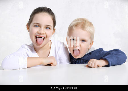 Bruder und Schwester durchhalten Zungen Stockfoto