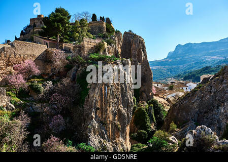 Guadalest Burg auf einem Felsen. Guadalest ist ein kleines Dorf an der Costa Blanca, der meistbesuchte Ort in Spanien Stockfoto