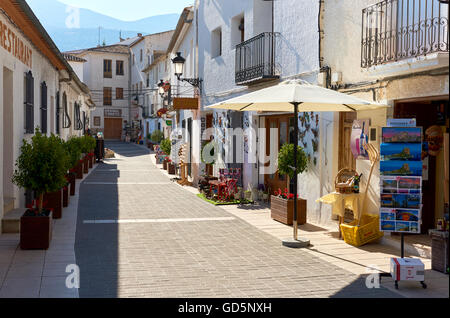 Charmanten engen Straße mit Souvenir-Shops von einem Guadalest Stockfoto