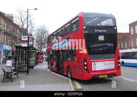 HINTERE ANSICHT ADL ALEXANDER DENNIS ENVIRO 400 MMC NEUE GENERATION 2015 DOPPELDECKER BUS AUF EINE POSTKUTSCHE TFL LONDON SERVICE. Stockfoto