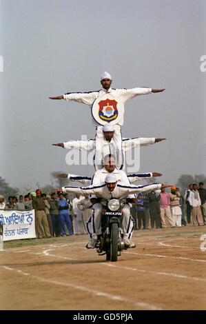 Stuntmen erklingt in ländlichen Olympiade Stockfoto