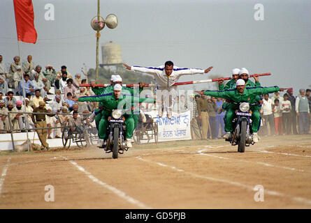 Stuntmen erklingt in ländlichen Olympiade Stockfoto