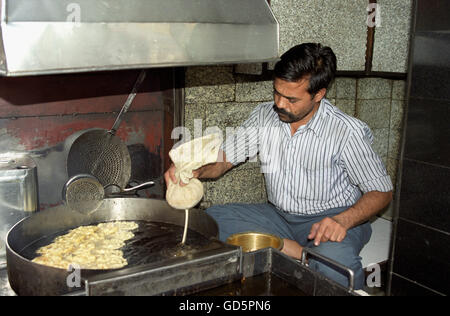 Mann jalebis(sweets) Vorbereitung Stockfoto