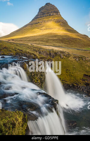 Kirkjufellfoss (Kirche Berg) Wasserfall mit dem Berg Kirkjufell im Hintergrund, Snaefellsnes Halbinsel, Island Stockfoto