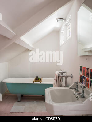 Roll Top Bad und Vintage-Becken im Dachgeschoss Badezimmer Stockfoto