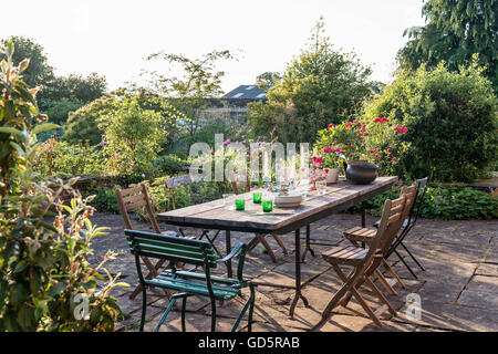 Tür-Möbel auf gepflasterten Terrasse im Abendlicht Stockfoto