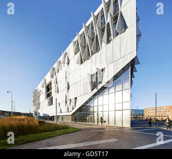 Ecke Erhebung der Außenfassade mit verstellbaren dreieckigen perforierten Stahl Fensterläden. SDU Campus Kolding, Kolding, Dänemark. Stockfoto