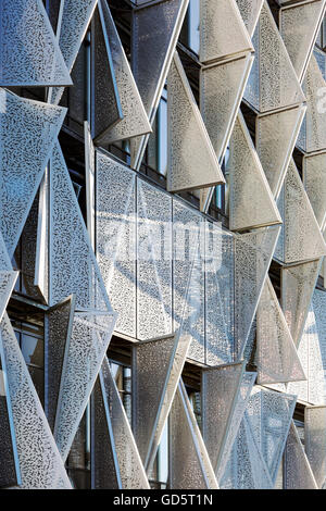 Außenfassade mit verstellbaren dreieckigen perforierten Stahl Fensterläden. SDU Campus Kolding, Kolding, Dänemark. Architekt: Henning Larsen Architects, 2015. Stockfoto