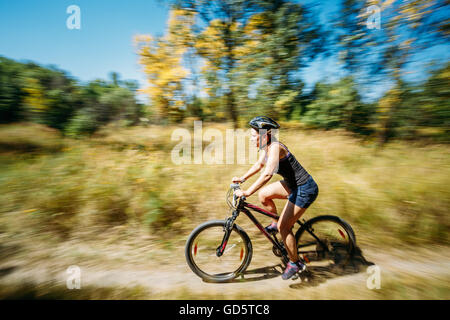 Gomel, Weißrussland - 9. August 2015: Junge Frau Mountain Bike Radsportler Track am sonnigen Tag, gesunde Lebensweise aktive Sportlerin d Stockfoto