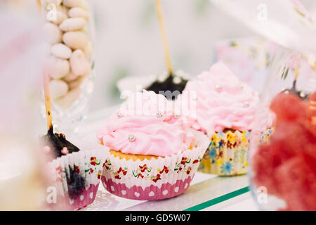 Dessert süße leckere Cupcakes In Schokoriegel auf Tisch. Leckeres süßes Buffet. Stockfoto