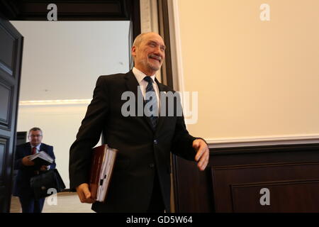 Warschau, Polen. 12. Juli 2016. Minister für nationale Verteidigung Antoni Macierewicz beim Ministerrat. Bildnachweis: Jakob Ratz/Pacific Press/Alamy Live-Nachrichten Stockfoto