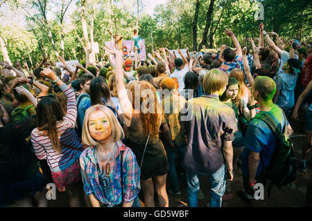 Gomel, Weißrussland - 30. August 2015: Junge Leute Spaß haben und tanzen zusammen auf Holi-Farbe-Festival im park Stockfoto