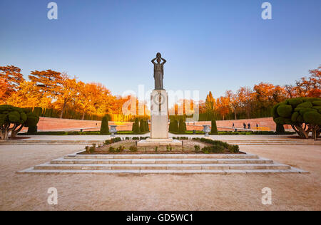 Denkmal für Benavente, durch Escultor Victorio Macho, und das Parterre, Französisch anmutenden Garten am Buen Retiro Park. Madrid. Spanien Stockfoto