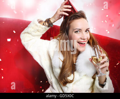 Schönes Mädchen mit einem Glas Sekt begrüßt das neue Jahr Stockfoto