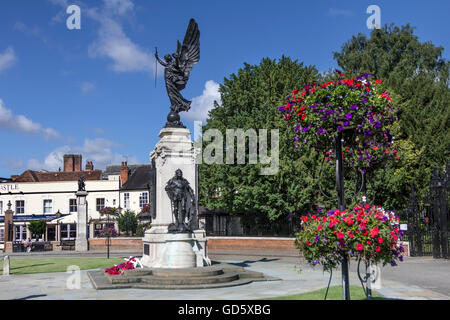 DAS KRIEGERDENKMAL VOR DEN TOREN VON COLCHESTER CASTLE Stockfoto