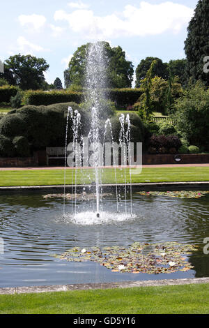 EIN GARTEN BRUNNEN WASSERSPIEL AM RHS WISLEY. VEREINIGTES KÖNIGREICH. Stockfoto