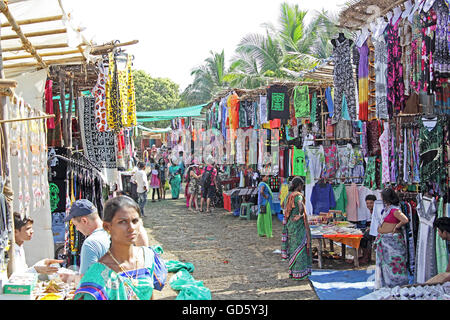 Geschäfte und Kunden auf dem Mittwoch-Flohmarkt in Anjuna Beach, Goa, Indien, Sorten von Ware zu verkaufen. Stockfoto