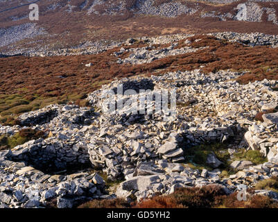 Eine Gruppe von Steinhütten innen Tre'r Ceiri Burgberg. Lleyn, Gwynedd, Nordwales, UK Stockfoto