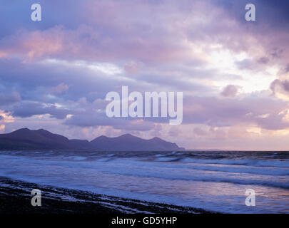 Blick vom Dinas Dinlle Strand Süd Süd-west mit Blick auf den östlichen Hügeln von Lleyn Halbinsel. Drei Zinnen von Yr eIFL.NET auf rechts, North Wales, UK Stockfoto