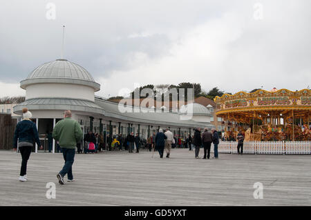 1. MAI 2016. HASTINGS, EAST SUSSEX, UK.  Die neu renovierte Hastings Pier, nachdem es im Jahr 2010 durch einen Brand zerstört wurde Stockfoto