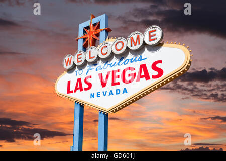 Las Vegas Willkommen Schild mit Sonnenaufgang Himmel. Stockfoto