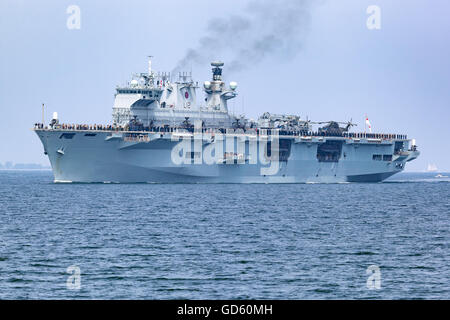 Amphibischer Angriff Schiff HMS Ocean Ankunft im Hafen von Kiel, Deutschland. Stockfoto