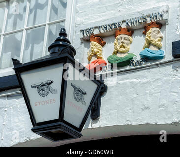 Three Kings Inn, Threekingham, Lincolnshire, England - ein traditionelles englisches Dorfpub - The Pub Schild über der Tür Stockfoto