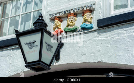 Three Kings Inn, Threekingham, Lincolnshire, England - ein traditionelles englisches Dorfpub - The Pub Schild über der Tür Stockfoto