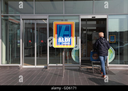 Die Aldi-Supermarkt in Therwil, Basel, Schweiz Stockfoto