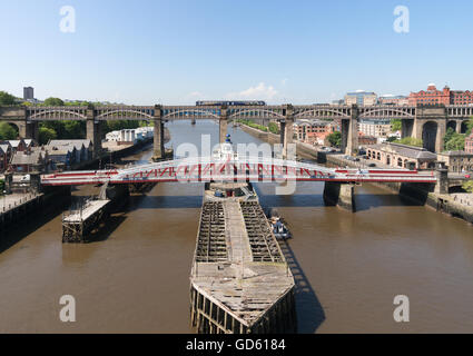 Die hohe und Swing Brücken zwischen Gateshead und Newcastle Upon Tyne, Nord-Ost-England, UK Stockfoto