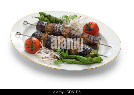 Aubergine Kebap, Patlican Kebap, türkische Küche, die isoliert auf weißem Hintergrund Stockfoto