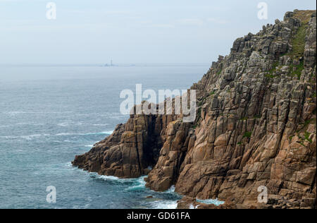 Die zerklüftete Küste in Porth Loe nahe Gwennap Head in Cornwall Stockfoto