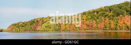 Panoramische Ansicht von Herbst Farben entlang the St. Croix River in der Nähe von Stillwater, Minnesota Stockfoto