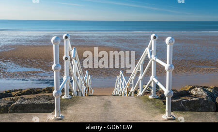 Treppen und Geländer nach unten auf den großen Sandstrand am Aberavon in der Nähe von Port Talbot an einem sonnigen Februartag in Süd-Wales Stockfoto