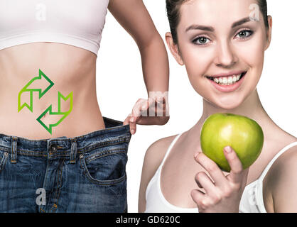 Frau zeigt Ergebnisse der Ernährung trägt große jeans Stockfoto