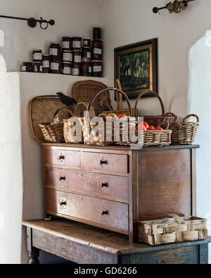 Sammlung von Weidenkörben auf eine Holzkiste. Das Gemälde ist von Bill Lovelady Stockfoto