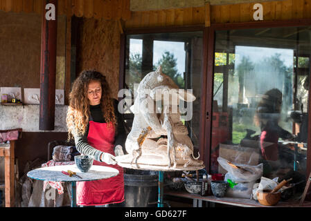 Sophie Ryder arbeiten auf Lady-Hasen in ihrem Atelier Stockfoto