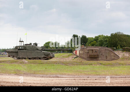 2016 Challenger 2 und First World war Mark IV (Nachbildung) Tank (wie im Film „war Horse“ verwendet) Stockfoto