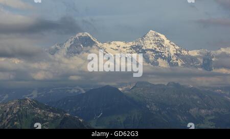 Schneebedeckte Berge Eiger und Monch an einem bewölkten Sommertag. Stockfoto