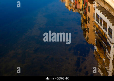 Häuser spiegeln sich in den Fluss Onyar, Girona, Katalonien, Spanien Stockfoto