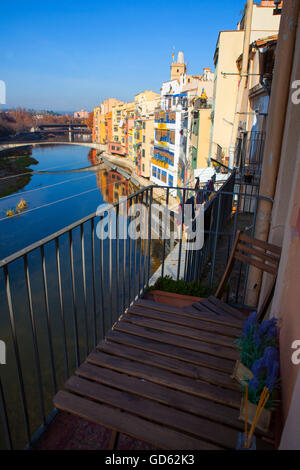 Tisch auf dem Balkon über dem Fluss Onyar, Girona, Katalonien, Spanien Stockfoto