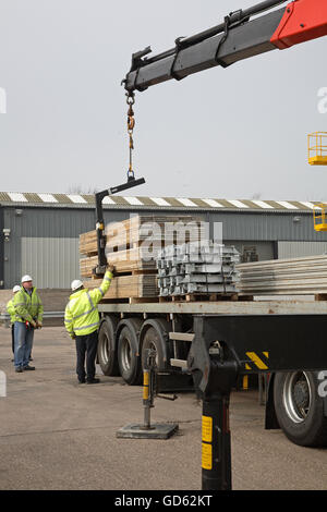 Ein Lastwagen verwendet einen Kabine montiert Hiab Kran Stahl Bauprodukte in einer Demonstration von sicheren Ladevorgänge zu entladen Stockfoto