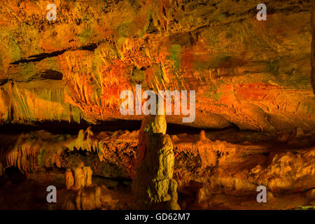 Kalkstein Höhle Tropfsteinhöhle Stalagmit Prometheus Georgien multicolor Stockfoto